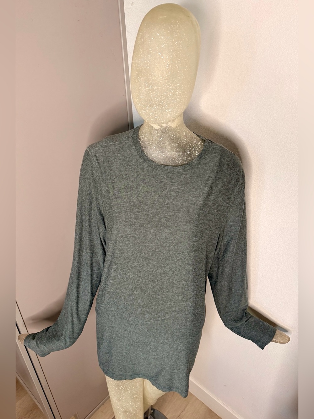 Vuori Men’s Long Sleeve Strato Tech Tee - Heather Grey. Size Large